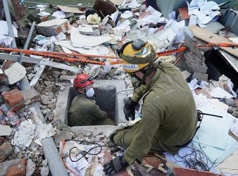 Ilustruese: Ushtarët e IDF kërkojnë të mbijetuarit në një ndërtesë që u rrëzua gjatë një tërmeti që goditi Meksikën në 24 Shtator 2017. (Forcat e Mbrojtjes së Izraelit)