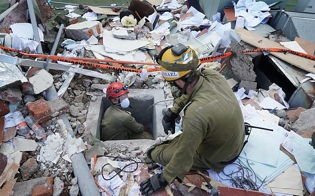 Ilustruese: Ushtarët e IDF kërkojnë të mbijetuarit në një ndërtesë që u rrëzua gjatë një tërmeti që goditi Meksikën në 24 Shtator 2017. (Forcat e Mbrojtjes së Izraelit)